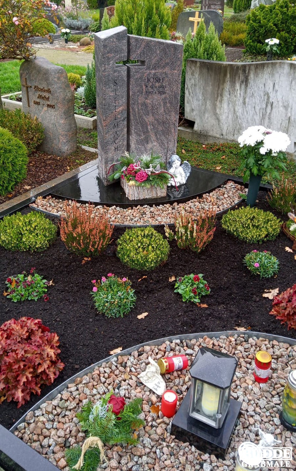 Sendenhorst, Doppelgrab Denkmal mit Vase, Laterne, Einfassung und Viertelkreisplatten