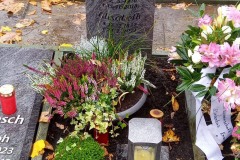 Ense, Urnendoppelgrab Denkmal mit Ornament und Laterne