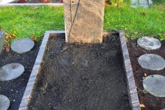 Leopoldshöhe, Einzelgrab Denkmal mit Rose und Einfassug
