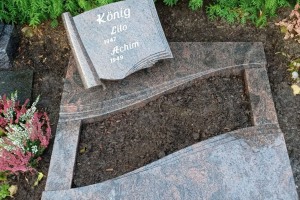Ostbevern, Urnengrab Denkmal Buch mit Schriftrolle