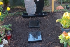 Steinhagen, Doppelgrab mit Porzellanbild und Trittplatten