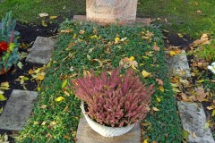 Stieghorst, Einzelgrab Grabstein mit Bonzekreuz und Laterne