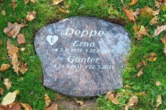 Ubbedissen, Rasengrab Kissenstein mit Herz Ornament