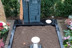 Warendorf, Urnendoppelgrab mit Krreuzornament, Laterne, Versenkvase und Einfassung