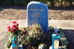 Gütersloh, Urnensteinstein, vergoldete Schrift, Laterne + Vase auf Sockel