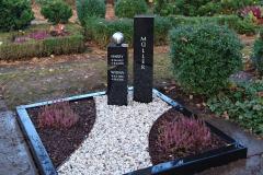 Sieker, Urnenanlage, Edelstahlkugel, Einfassung, Kies