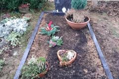 Stift Quernheim, Einzelstein, Einfassung, Betende Hände