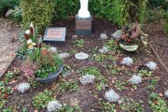 Warendorf, MAdonna und Liegestein mit Bronzetafel, Versenkvase Bronze