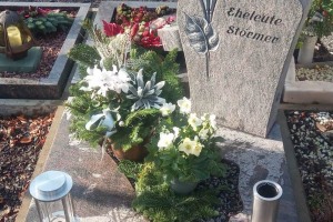 Bad Sassendorf Abdeckplatte mit Grabstein und Blume und Laterne