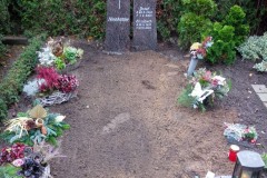 Beelen Grabstein mit Kreuz und Laterne