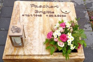Benninghausen Grabsteinplatte mit-Laterne-und-Beet