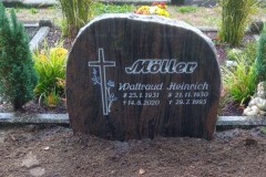 Kattenvenne-Grabstein-mit-Kreuz-und-Blume