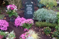 Milte-Doppelgrabstein-mit-Kreuz
