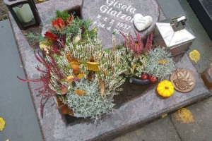 Oelde-Grabsteinplatte-mit-Herz-und-Laterne
