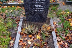 Stockkaempen Grabstein mit Kreuz