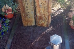 Grabstein Basaltsäule Urnengrab mit Grablaterne
