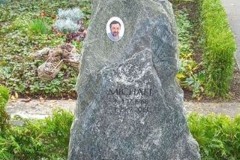 Grabstein Felsen stehend mit Kreuz