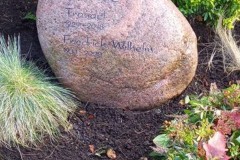 Grabstein Findling liegend