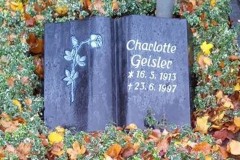 Granitbuch mit Rose