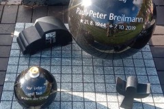 Steinfurt Urnengrabanlage mit Kugel und individuellen Ornamenten Unterplatte in gepflasterter Optik