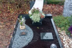 Sythen modern gestaltete Grabanlage mit Grabstein aus Ocean beige Diabas und Bronzebaum sowie Grablaterne