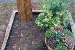Urnengrabanlage aus Basalt Grabstein Säule mit Einfassung
