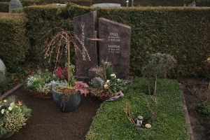 Clarholz, Grabstein zweiteilig mit Bronzekreuz