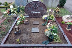 Grabstein mit Einfassung