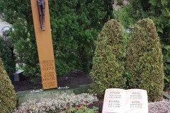 Grabsteinbuch liegend mit Holzkreuz