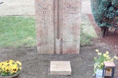 Kaiserswerth, Grabstein mit Bronzekreuz