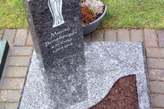 Lippstadt, Urnengrabanlage mit gehauener Madonna