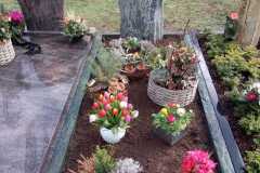 Marienfeld, Grabstein Felsen mit Berghütte und Einfassung Material Serpentin