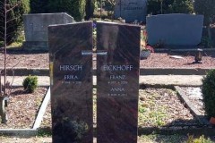 Neuenkirchen Grabstein zweiteilig mit Kreuzausschnitt,