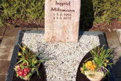 Ostenland_Paderborn, Urnengrabstein aus Odenwaldquarz