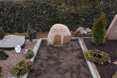 Stromberg, Ostseefindling Grabstein mit Einfassung Anröchter