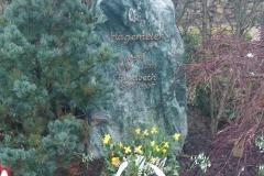 beelen_felsen_mit_bronzeschrift_und_grabvase