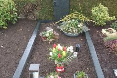 friedhof_hamm_grabstein_mit_erhabener_schrift_und_einfassung