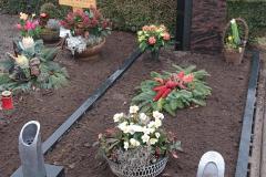 friedhof_ostbevern_grabstein_mit_rosenornament_grablaterne_grabvase_und_einfassung