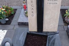 friedhof_urnengrabanlage_aus_granit_und_kalkstein_mit_bronzelaterne
