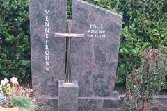 grabstein_modern_mit_bronzekreuz