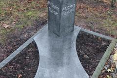 hilbeck_werl_urnengrabanlage_einfassung_teilabdeckung_stele_mit_aluschrift