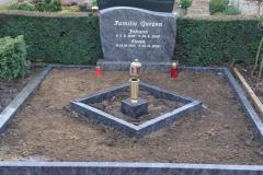 ostbevern_grabstein_breitstein_mit_einfassung_bronzelaterne_bronzevase