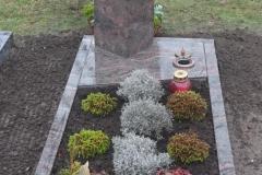 stele_mit_rosenornament_einfassung_teilabdeckung_versenkvase