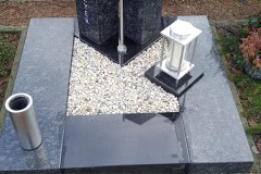 Albersloh, Urnengrab mit Edelstahlkreuz, Laterne und Vase