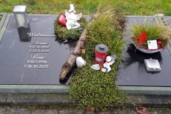 Ennigerloh, Urnendoppelgrab mit Laterne und Versenkvase