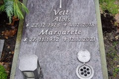 Ense, Urnendoppelgrab mit Edelstahlkreuz, Laterne und Versenkvase