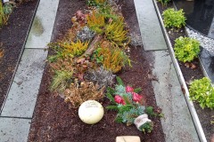 Wiedenbrück, Erdreihengrab mit Ornament und Laterne
