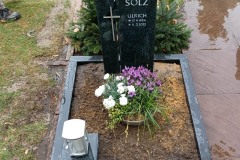 Avenwedde, Grabstein mit Edelstahlkreuz, Laterne und Einfassung