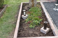 Beckum, Doppelgrab Grabstein mit Bronzeschrift, Laterne, Vase und Einfassung