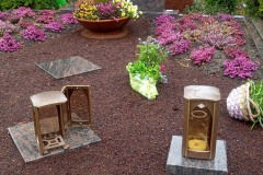 Beckum, Grabstein mit Kreuz ornament, Laterne, Vase, Trittplatten und Einfassung